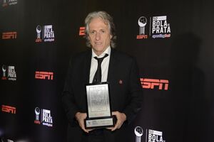 Jorge Jesus ajudou Zagallo a subir ao palco, deu-lhe dois beijos e emocionou as redes sociais