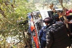 Viatura caiu de uma montanha