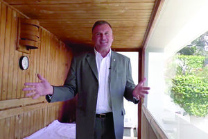 Matthias Schmelz mostra a sauna de casa