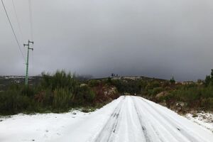 Neve pinta de branco Pico Ruivo na Madeira
