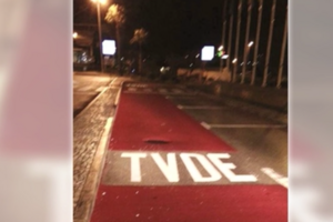 Taxistas revoltados com faixa para veículos TVDE no Aeroporto Humberto Delgado