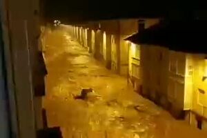 Reinosa en este mismo momento bajo el agua por el desbordamiento del Hijar. Elsa, con rach.mp4
