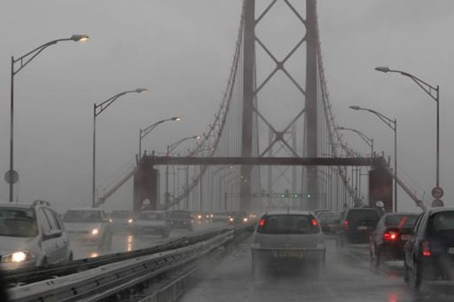 Ponte 25 de Abril com limitações de velocidade devido ao  - Visão