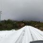 Neve pinta de branco serras da ilha da Madeira. Veja as imagens