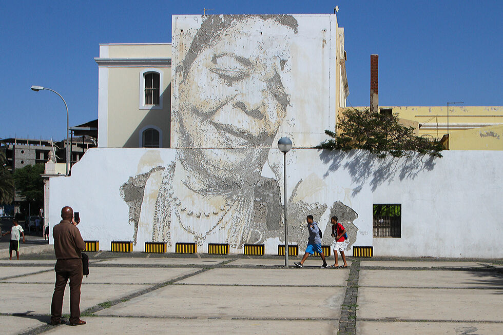 Mural de Cesária Évora feito por Vhils torna-se atração em Cabo Verde ...