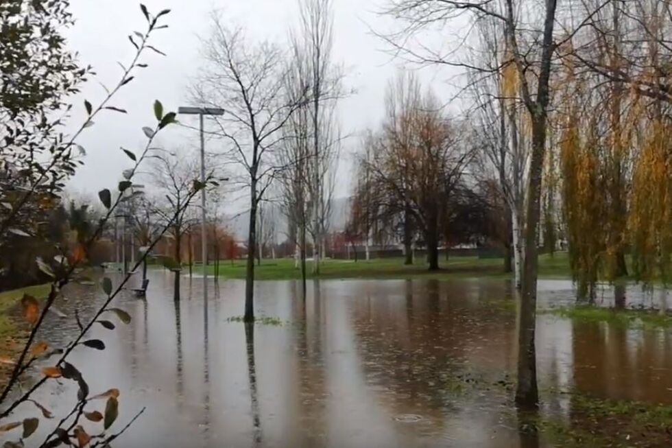 Rio Tâmega já galgou margens em Chaves e deverá atingir comércio e casas