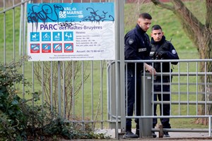 Homem que esfaqueou várias pessoas perto de Paris radicalizou-se