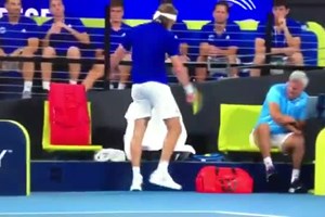 Tsitsipas quase bate no pai com a raqueta e acaba a levar reprimenda da mãe