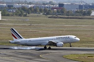 Covid-19: França limita companhias aéreas chinesas a um voo por semana