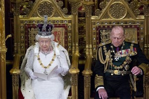 Rainha Isabel II e marido recebem primeira dose da vacina
