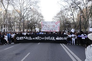 Em silêncio, centenas de pessoas homenagearam Giovani no Terreiro do Paço