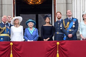 Os escândalos de André e o casamento de Harry. As novas revelações sobre Isabel II