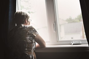 Demência atinge 6,6 milhões de mulheres na Europa, mais do dobro dos homens