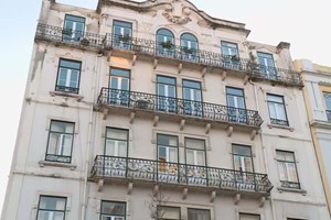 Caiu parte de uma varanda de prédio evacuado na segunda-feira em Lisboa
