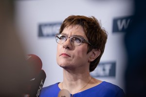 A sucessora de Merkel abandonou o partido. O que vai acontecer agora?