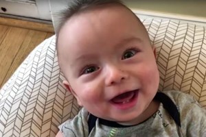 Pai gravou sons que o filho fez durante um ano e recriou música dos AC/DC