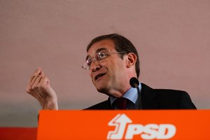 Passos Coelho pede aliança à direita para fazer as reformas que o país precisa