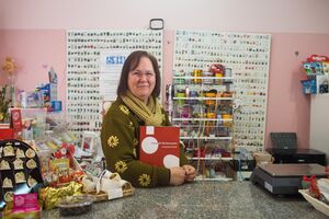Marina Gonçalves, fotografada na sual oja de cake design, a Algo Natural, em Vila do Conde. Com o livro de reclamações na mão.