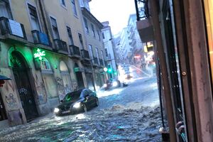 Chuva intensa inundou Rua das Pretas, em Lisboa