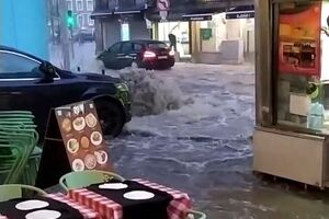 Força da chuva surpreende comerciantes junto à Praça da Figueira em Lisboa