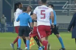 CofinaEditor_2020-01-22_18_22_26AprslecoupdesiffletfinalRubenSemedoapoussunramasseurdeballercoltantun.mp4