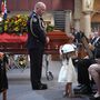 Filha bebé de bombeiro da Austrália usa capacete do pai durante funeral