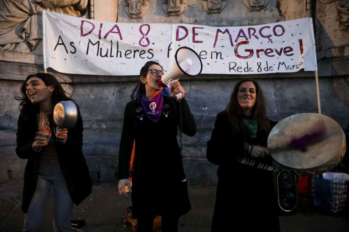 Mulheres batem tachos em Lisboa a denunciar aumento da violência doméstica