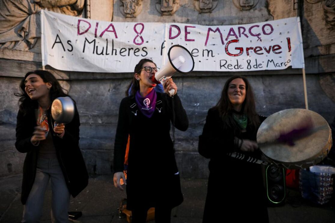 Mulheres batem tachos em Lisboa a denunciar aumento da violência doméstica