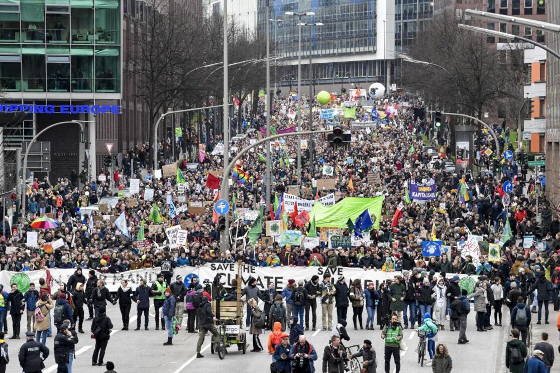 Greta Thunberg e dezenas de milhares de jovens paralisam Hamburgo