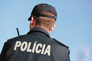 Agente da PSP detido após regar homem com gasolina na Amadora
