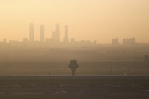 Como está a ser preparada a aterragem do avião sem roda e motor