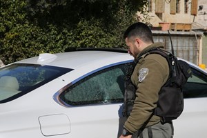 Três palestinianos mortos e 12 soldados israelitas feridos com aumento de tensão