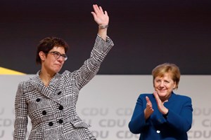 Demite-se sucessora de Merkel na liderança da CDU após acordo com extrema-direita