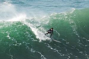 Surfista Alex Botelho estável após acidente na prova de ondas gigantes na Nazaré