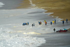Surfista Alex Botelho permanece estável com ventilação assistida