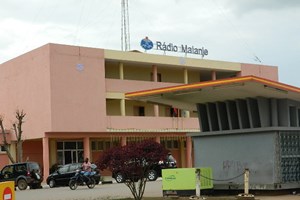Sindicato dos Jornalistas Angolanos repudia impedimento de trabalhar sem fato e gravata
