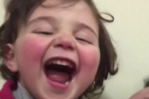 Síria: Pai ensina filha a rir quando caem as bombas