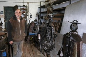 Ex-serralheiro de Pedrógão transforma ferro-velho em obras de arte