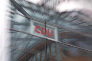 Armin Laschet e Friedrich Merz candidatos à liderança da CDU de Merkel