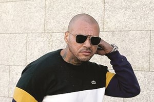 Mustafá e adeptos do Benfica trocam insultos na praia da Fonte da Telha