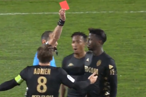 Gelson Martins perde a cabeça durante jogo da Liga em França e empurra árbitro