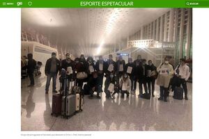 Portugueses repatriados reunidos em fotografia antes de abandonar a China