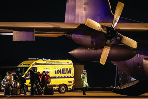 No aeroporto, a base aérea de Figo Maduro, Lisboa, estava montado um dispositivo especial para receber o grupo de 20 repatriados (incluindo duas cidadãs brasileiras) de Wuhan, epicentro do coronavírus 