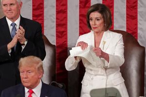 Primeiro, Trump recusou cumprimentar Pelosi.  Depois, esta rasgou o discurso do Estado da União