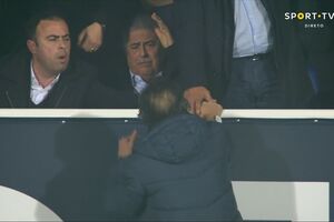 Adepto revoltado trepou a tribuna presidencial em Famalicão e pediu satisfações a Luís Filipe Vieira