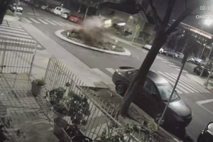 Carro filmado a levantar voo em rotunda