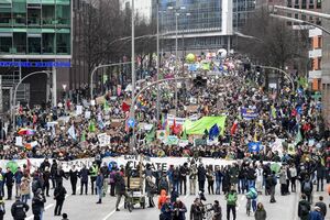 Greta Thunberg e dezenas de milhares de jovens paralisam Hamburgo