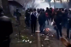 Milhares de refugiados tentam invadir fronteira com a Grécia. Polícia já disparou balas de borracha