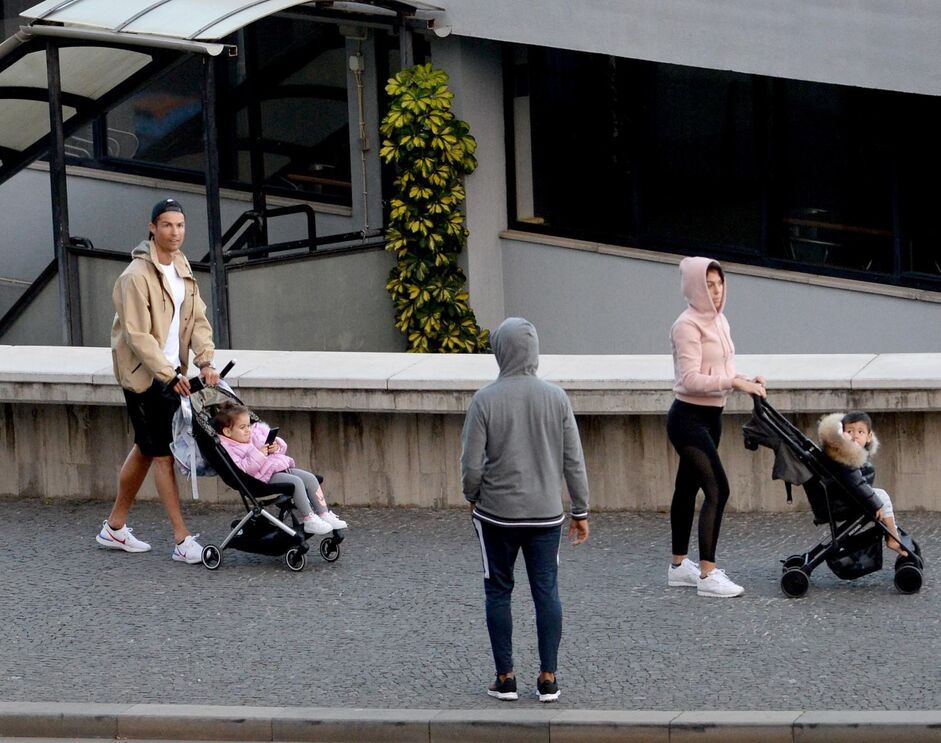 Cristiano Ronaldo e Georgina em passeio nas ruas do Funchal