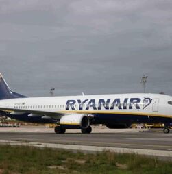 Homem condenado a pagar €15 mil à Ryanair por 'obrigar' desvio de voo para o Porto